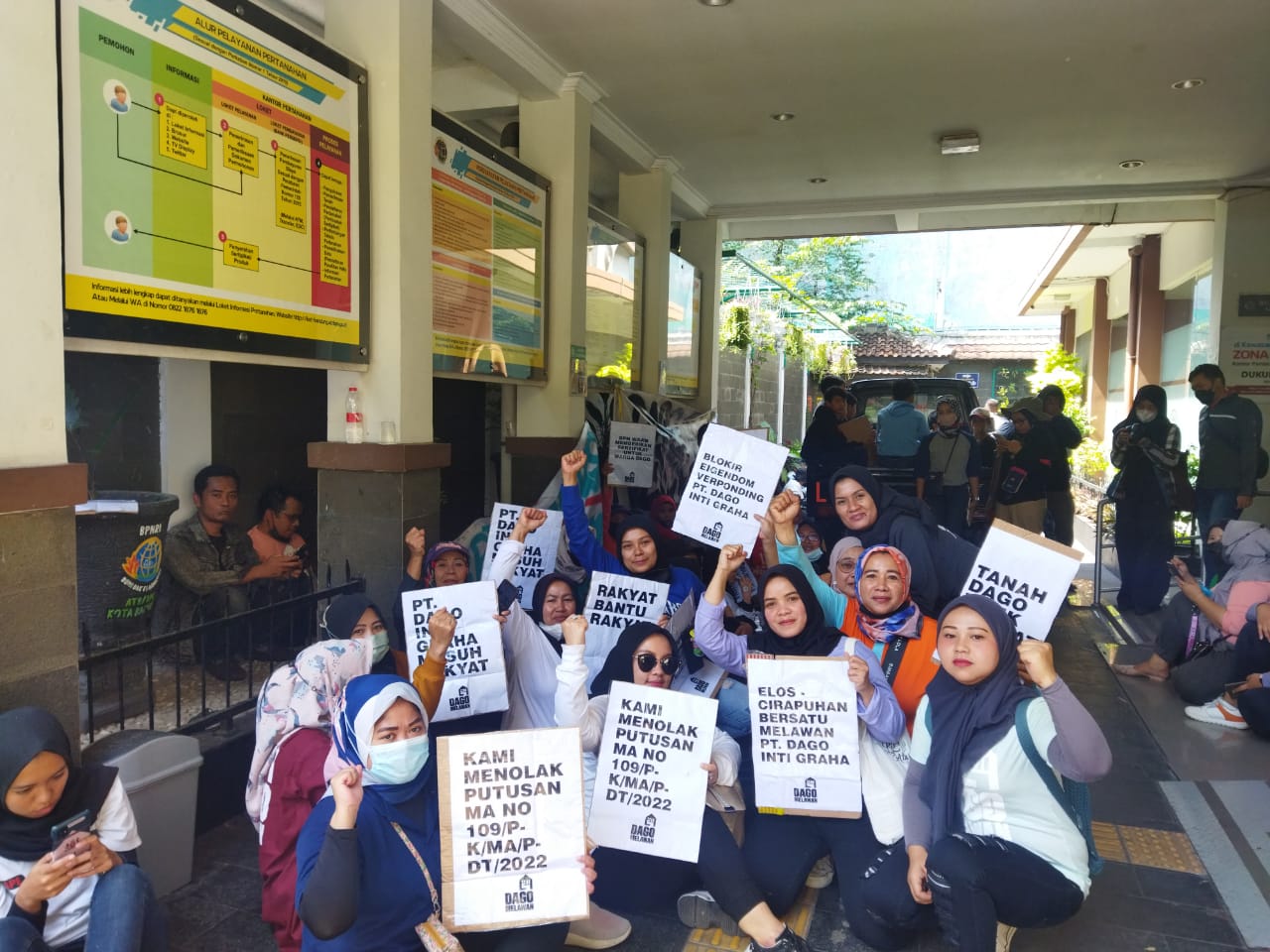 PROTES: Ratusan gabungan warga Dago - Cirapuhan berunjuk rasa di depan kantor ATR/BPN Kantah Kota Bandung, di Jl. Soekarno-Hatta No.586, Sekejati, Kec. Buahbatu, Kota Bandung. (Nizar/Jabar Ekspres)