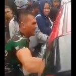 tangkapan layar video saat prajurit TNI pecahkan kaca jendela untuk selamatkan balita didalam mobil yang terkunci