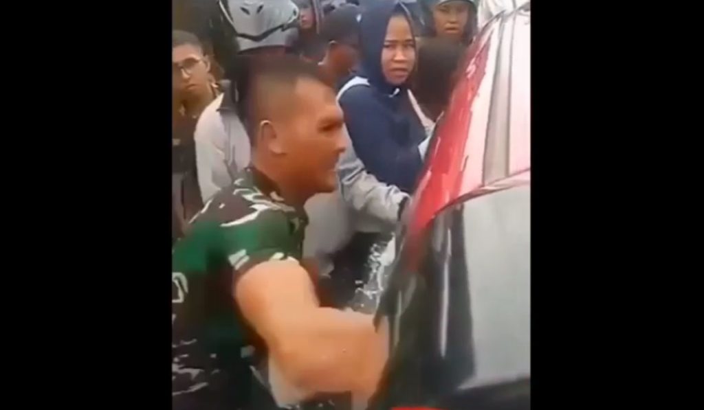 tangkapan layar video saat prajurit TNI pecahkan kaca jendela untuk selamatkan balita didalam mobil yang terkunci