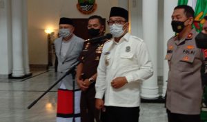 Gubernur Jawa Barat, Ridwan Kamil, saat memaparkan tentang Covid-19 di Jawa Barat. Rabu (22/6). Foto. Sandi Nugraha.