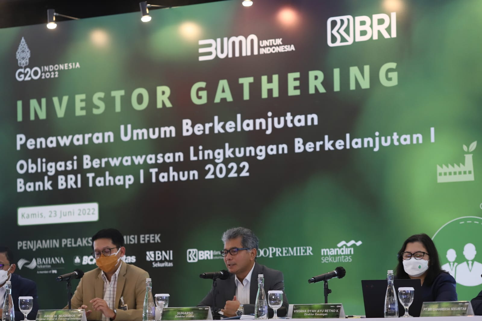 Direktur Utama BRI Sunarso saat memaparkan mengenai penerbitan Green Bond Rp.5 Triliun di Jakarta (22/07).