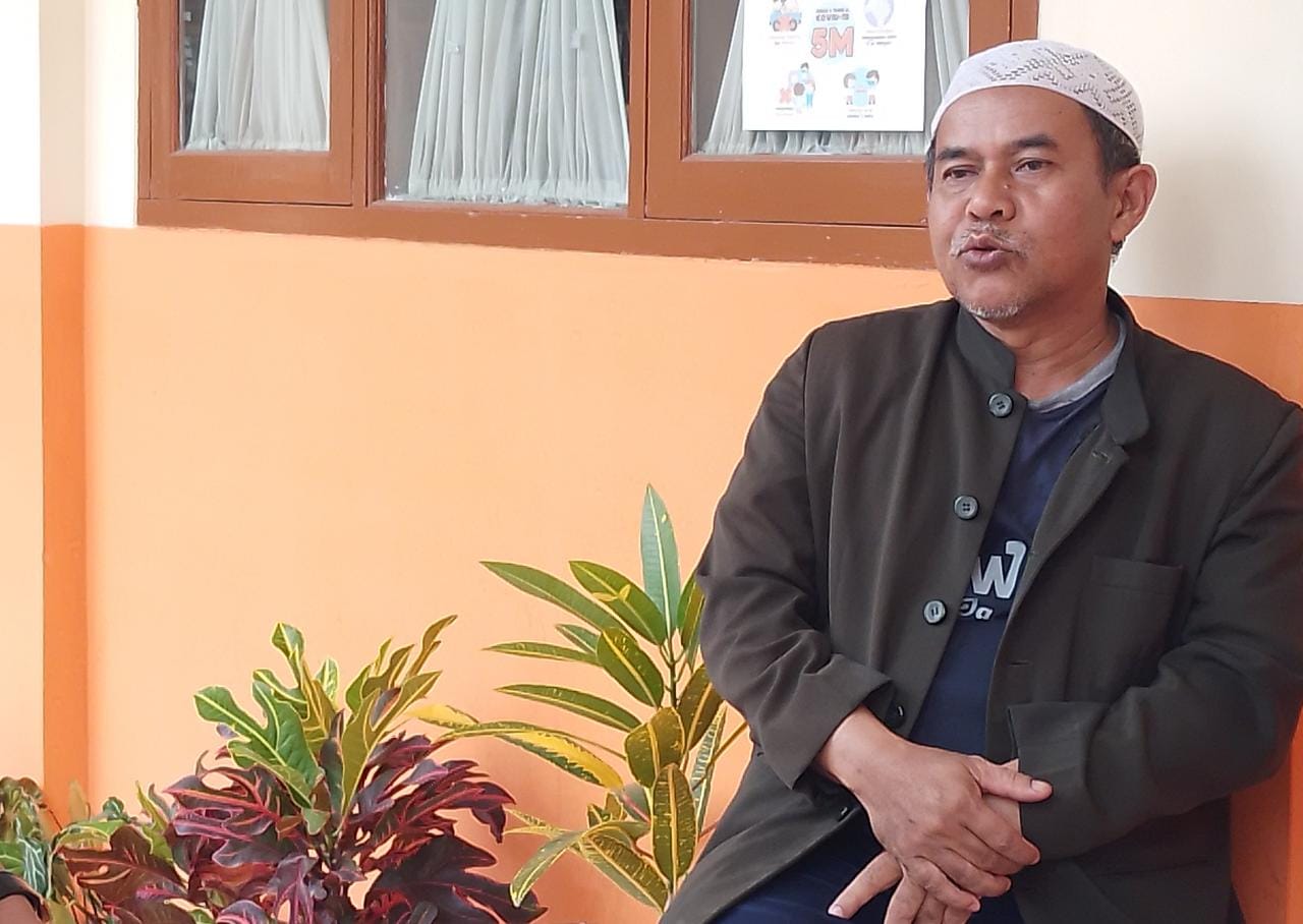 Guru olah raga SD Negeri Sayang, Sumaryadi (55), warga Desa Sayang, Kecamatan Jatinangor, Kabupaten Sumedang. (Yanuar/Jabar Ekspres)