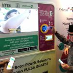 Wali Kota Bogor Bima Arya Sugiarto didampingi President Director IOH Vikram Sinha, saat mencoba RVM atau Mesin Penukaran Botol plastik pascakonsumsi. dalampeuncuran program 'Sampah jadi Pulsa' (Yudha Prananda)
