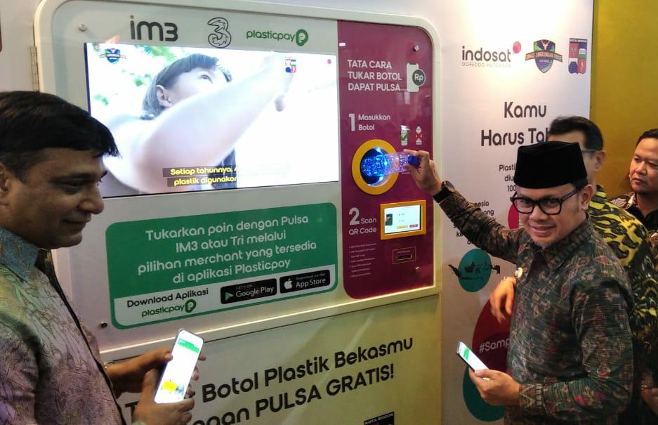 Wali Kota Bogor Bima Arya Sugiarto didampingi President Director IOH Vikram Sinha, saat mencoba RVM atau Mesin Penukaran Botol plastik pascakonsumsi. dalampeuncuran program 'Sampah jadi Pulsa' (Yudha Prananda)