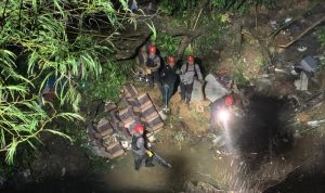 Proses pencarian hilangnya Siti Munawaroh penumpang bus pariwisata yang terjun ke jurang di tasikmalaya.