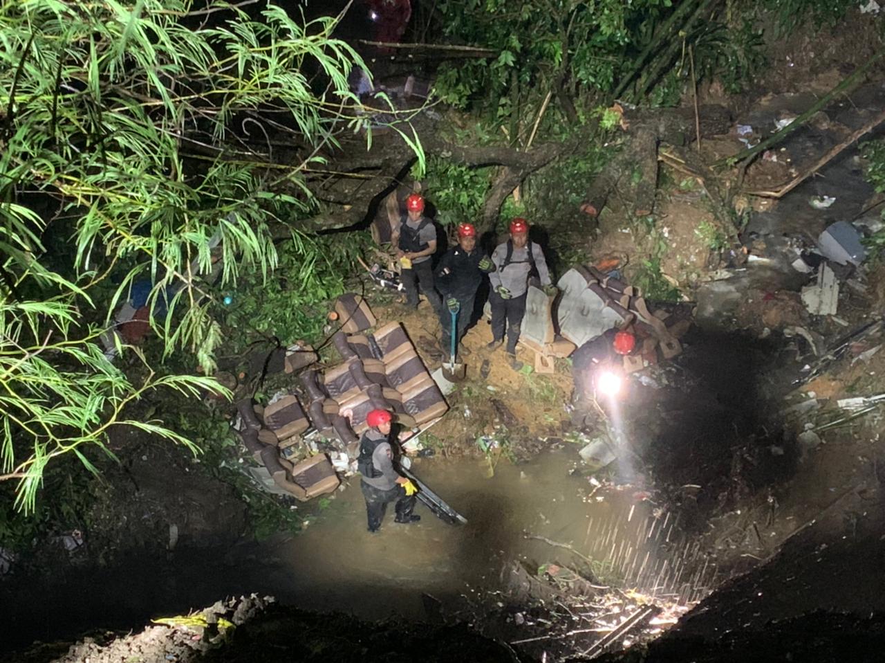 Proses pencarian hilangnya Siti Munawaroh penumpang bus pariwisata yang terjun ke jurang di tasikmalaya.