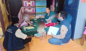 Kunjungan tim JQR saat menyambangi rumah dua bocah yang mengalami penyempitan otak. (ist)