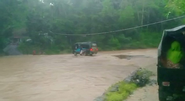 Kondisi jembatan yang terendam air dan tanpa pengaman, sehingga permukaan jembatan darurat tak terlihat. (radartasik)