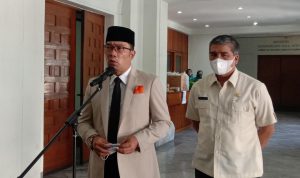 Gubernur Jabar Ridwan Kamil saat memberikan tanggapannya terhadap kasus pungli di PPDB 2022. (foto: Sandi Nugraha)