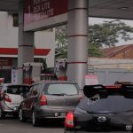 Antrian kendaraan saat beli BBM di Kota Bandung, yang sebentar lagi akan diberlakukan aplikasi mypertamina untuk beli pertalite. Foto. Deni Jabar Ekspres