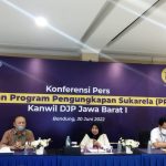 Kepala Kanwil DJP Jawa Barat (Jabar), Erna Sulistyowati (tengah) saat membahas capaian PPS dalam konferensi pers di Kanwil DJP Jabar, Kamis (30/6). (Nizar/Jabar Ekspres)