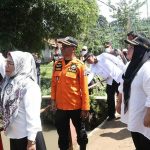 Sekretaris Daerah (Sekda) Kota Bogor Syarifah Sofiah (kiri) didampingi Kepala Pelaksana BPBD Kota Bogor Theofilo Patrocinio Freitas, saat memantau pemasangan alat pendeteksi banjir dini. (Yudha Prananda)