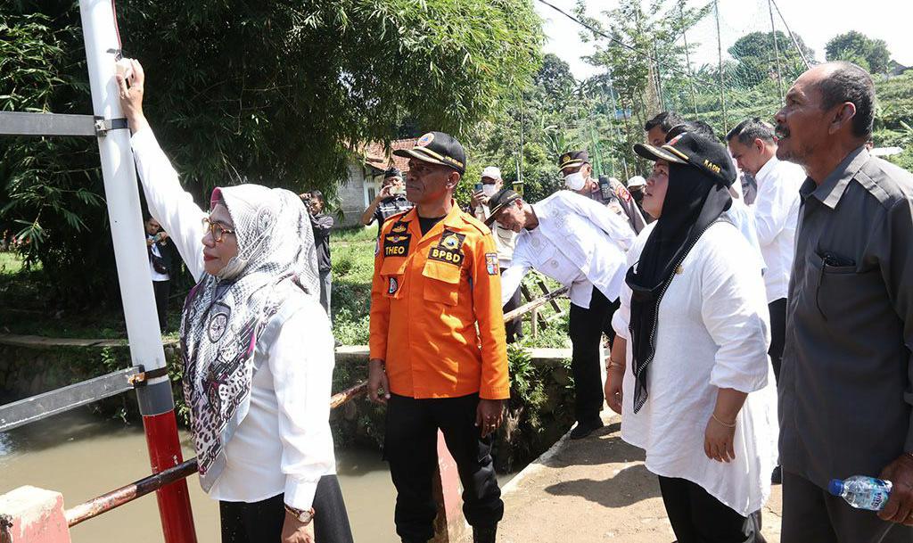 Sekretaris Daerah (Sekda) Kota Bogor Syarifah Sofiah (kiri) didampingi Kepala Pelaksana BPBD Kota Bogor Theofilo Patrocinio Freitas, saat memantau pemasangan alat pendeteksi banjir dini. (Yudha Prananda)