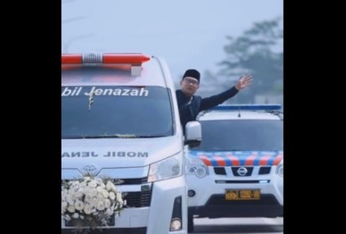 Ridwan Kamil menyapa warga saat mengantar jenazah Eril ke pemakaman di Cimaung, Bandung, Senin (13/6). (Instagram: @ridwankamil)