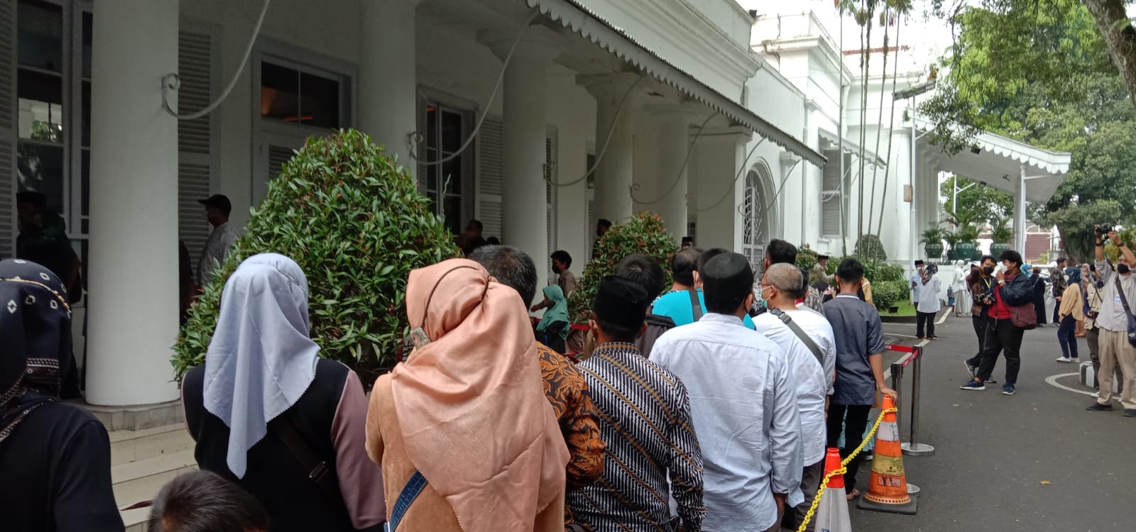 Sejumlah Masyarakat hingga Tokoh penting mulai berdatangan ke Gedung Pakuan untuk Takziyah dan doa bersama di sesi ke dua. Sabtu (4/6). Foto. Sandi Nugraha.