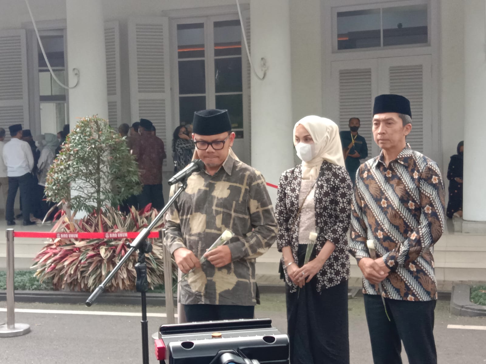 Wali Kota Bogor, Bima Arya beserta Wakil dan keluarganya seusai melakukan talziyah ke Gedung Pakuan Kota Bandung, untuk menyampaikan bela sungkawanya kepada Gubernur Jabar Ridwan kamil. Sabtu (4/6). Foto. Sandi Nugraha.