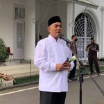 Wali Kota Cirebon, Nasrudin Azis, saat menghadiri acara Takziah Emmeril Kahn Mumtadz di Gedung Pakuan, Kota Bandung, Minggu (6/5). (Arvi/Jabar Ekspres)