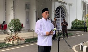 Wali Kota Cirebon, Nasrudin Azis, saat menghadiri acara Takziah Emmeril Kahn Mumtadz di Gedung Pakuan, Kota Bandung, Minggu (6/5). (Arvi/Jabar Ekspres)