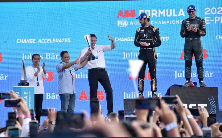 Anies Baswedan saat akan menyerahkan piala Formula E diatas podium. (twitter @aniesbaswedan)