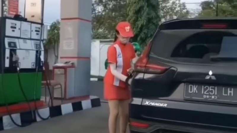 Seorang wanita petugas SPBU yang mengenakan rok mini, kini videonya tengah viral di mesia sosial. (Tangkapan layar video)
