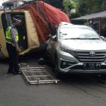 Anggota Polsek Nagreg tengah membantu laka lantas yang melibatkan truk pengangkut gabah di Jalan Raya Bandung-Garut Nagreg