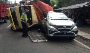 Anggota Polsek Nagreg tengah membantu laka lantas yang melibatkan truk pengangkut gabah di Jalan Raya Bandung-Garut Nagreg