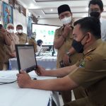 Kepala Disdik Jabar Dedi Supandi, saat melakukan monitoring PPDB di SMAN 20 Bandung, Senin (6/6).