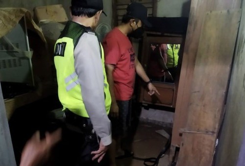 Polisi mendatangi lokasi penyekapan wanita 19 tahun dalam lemari di Malang, Jawa Timur. (fin)