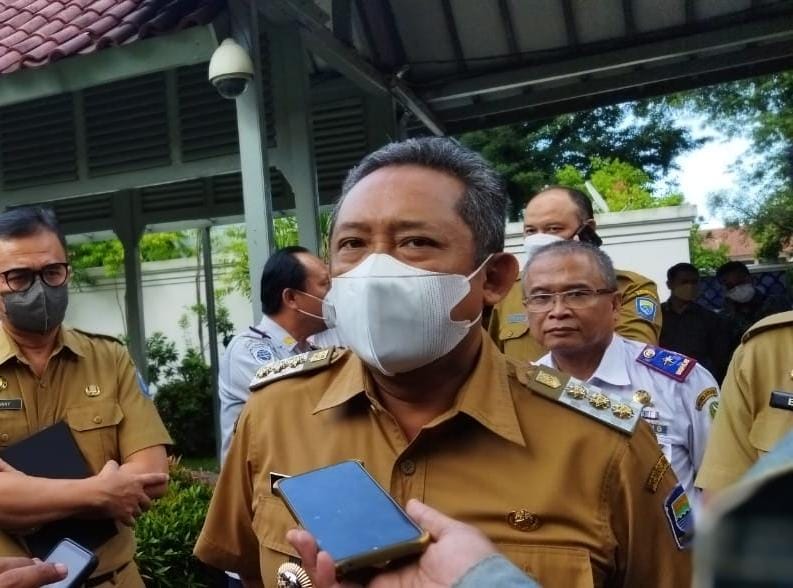 Wali Kota Bandung Yana Mulyana saat memberi paparan mengenai status Kota Bandung saat ini PPKM Level 1. di Pendopo Kota Bandung, Selasa (7/6).