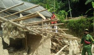 Rumah warga di Cijeruk Bogor yang roboh karena diterjang hujan deras. (ist)