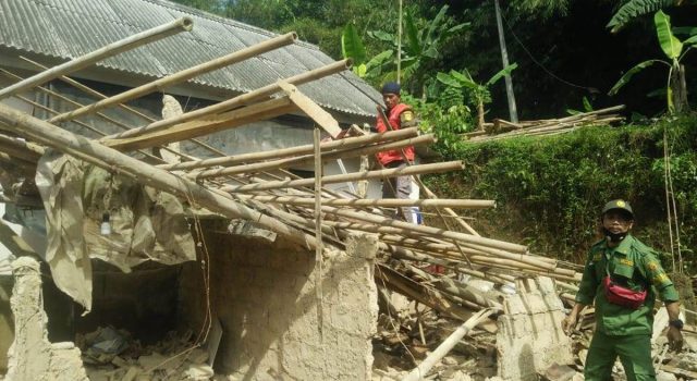 Rumah warga di Cijeruk Bogor yang roboh karena diterjang hujan deras. (ist)