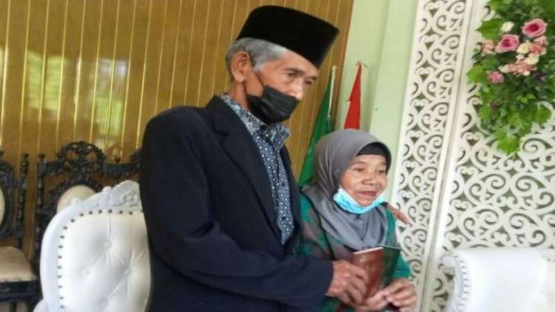 Rumpyuh Tarno Sukarto (93) dan SulamiK (71) keduanya adalah mempelai pengantin yang tercatat sebagai pernikahan tertua di Klaten. (ist)