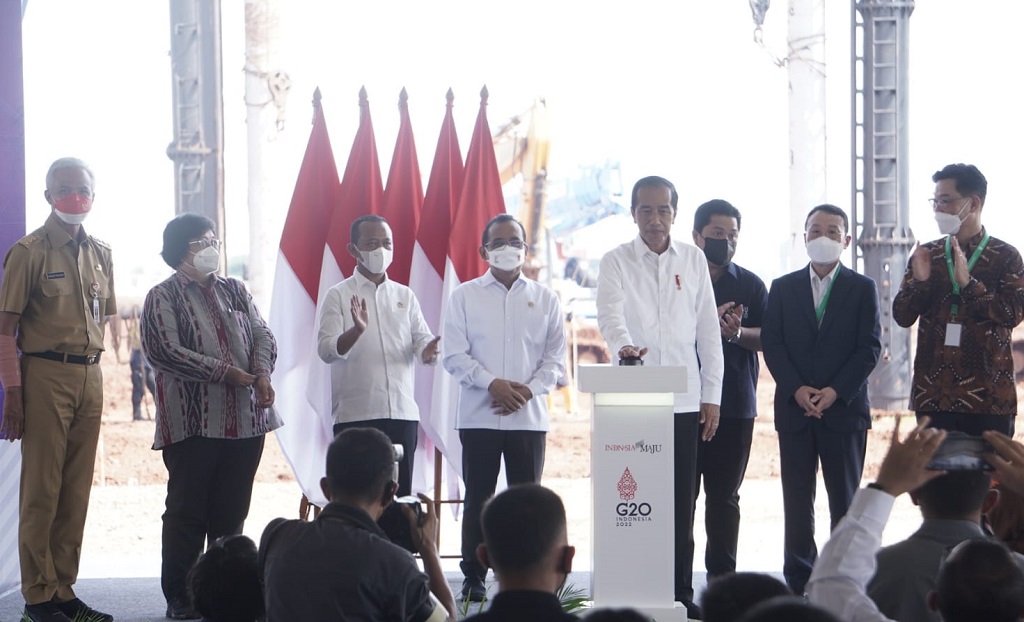 Presiden Jokowi saat melakukan Ground Breaking pembangunan pabrik baterai mobil listrik di KIT Batang. (Radar Pekalongan)