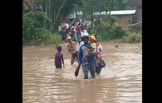 Warga Tenjo yang harus melalui jalanan dengan berjalan kaki karena akss jalan dilokasi tersebut terputus akibat terendam banjir. (ist)