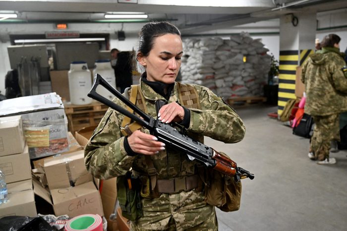 Ukraina Melatih Perempuan untuk Terjun ke Medan Perang Melawan Rusia