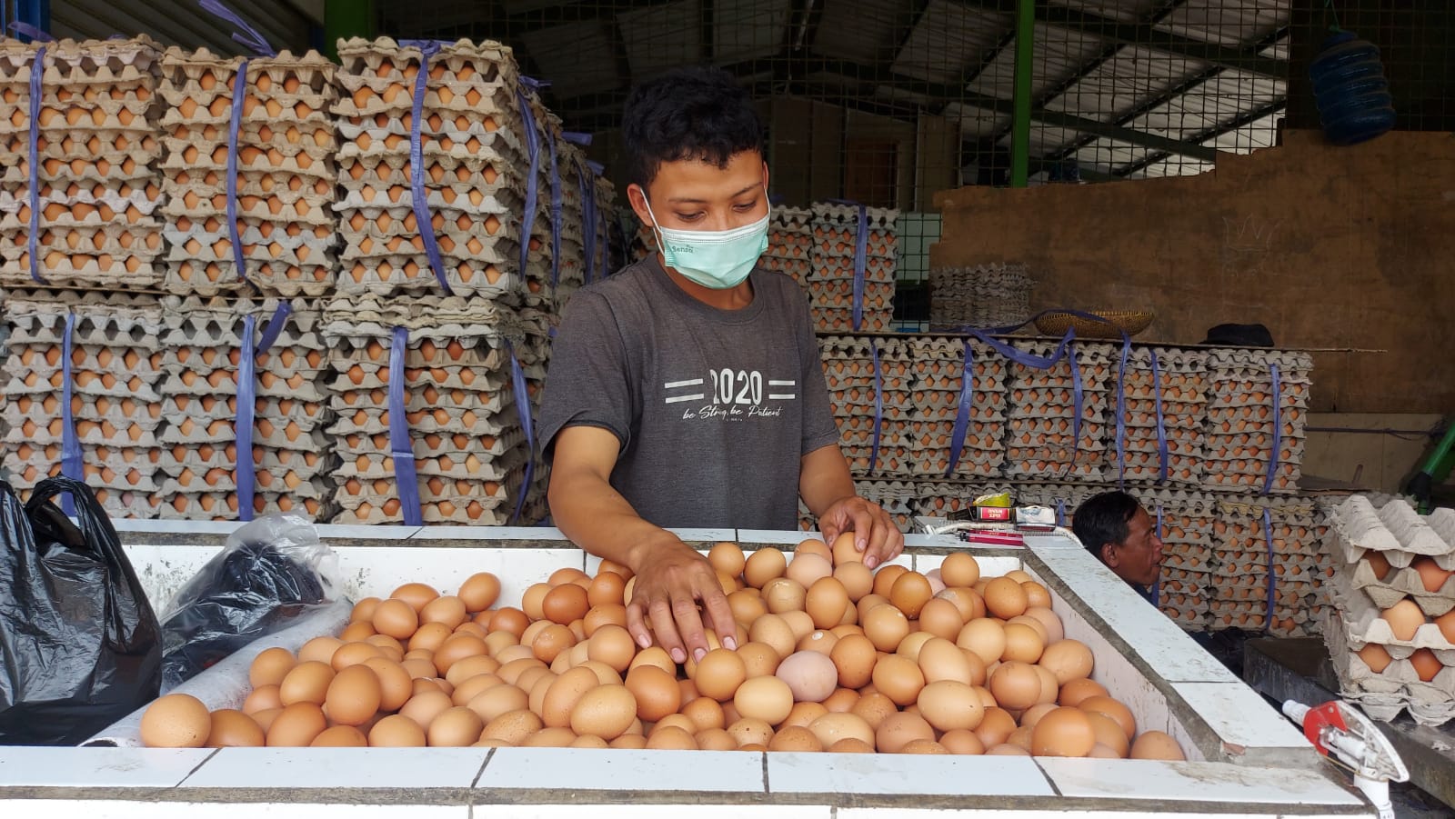 Salah satu pedagang telur di Pasar Gedebage. (Foto: Arvi/Jabar Ekspres)