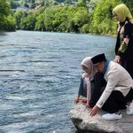 Gubernur Jawa Barat, Ridwan Kamil dan keluarga saat mengikhlaskan sang putra sulung, Eril yang hilang terbawa arus Sungai Aare, Swiss. (Instagram/@ridwankamil)