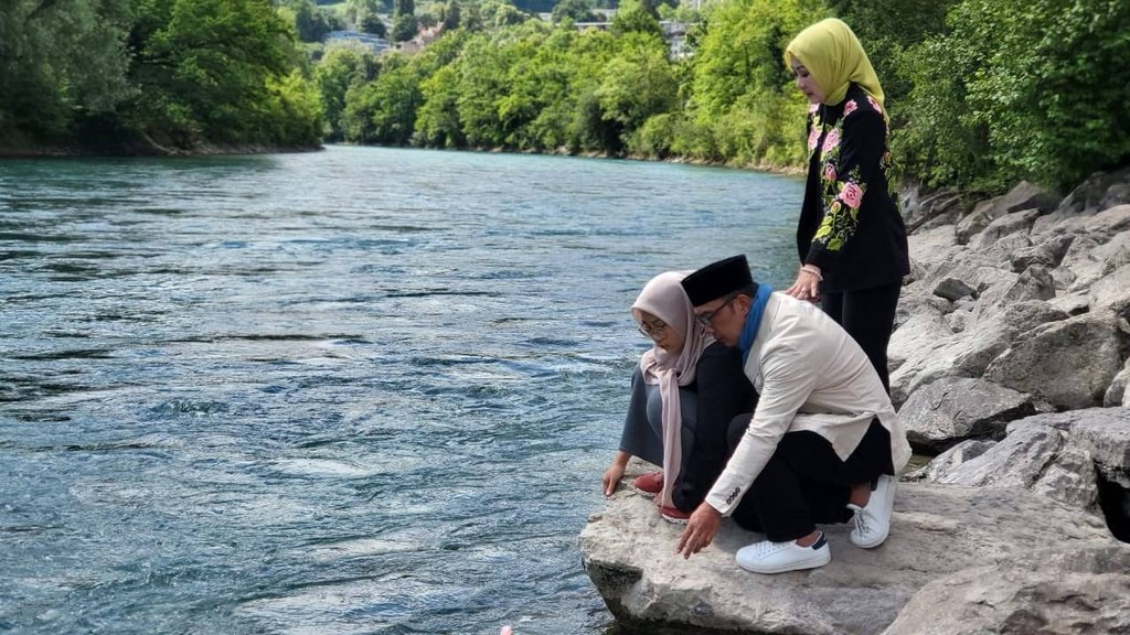 Gubernur Jawa Barat, Ridwan Kamil dan keluarga saat mengikhlaskan sang putra sulung, Eril yang hilang terbawa arus Sungai Aare, Swiss. (Instagram/@ridwankamil)