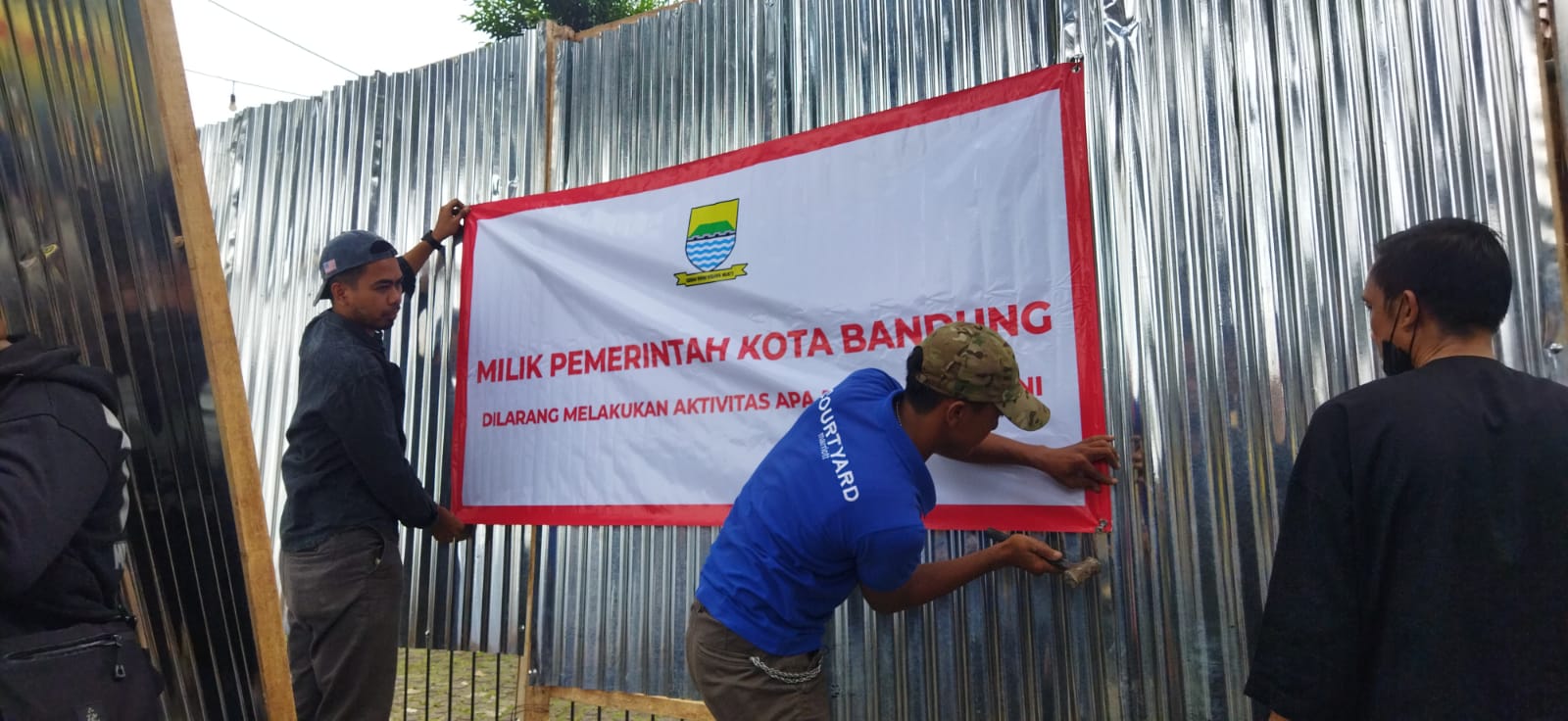 Penertiban Aset Tanah oleh BKAD Kota Bandung karena tunggakan bayaran sewa selama 18 tahun di Jalan Bengawan, Bandung, Kamis (9/6). (Arvi/Jabar Ekspres)