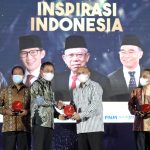 Menteri Koperasi dan UKM Teten Masduki memberikan apresiasi kepada Direktur Bisnis UMKM BNI Muhammad Iqbal di Gedung Paviliun Smesco di Jakarta, Kamis (23/6). 