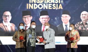 Menteri Koperasi dan UKM Teten Masduki memberikan apresiasi kepada Direktur Bisnis UMKM BNI Muhammad Iqbal di Gedung Paviliun Smesco di Jakarta, Kamis (23/6). 