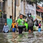 BANJIR: Warga sekitar wilayah sekitar Bandung Raya tengah beraktivitas di tengah banjir yang menggenang. (Deni/Jabar Ekspres)