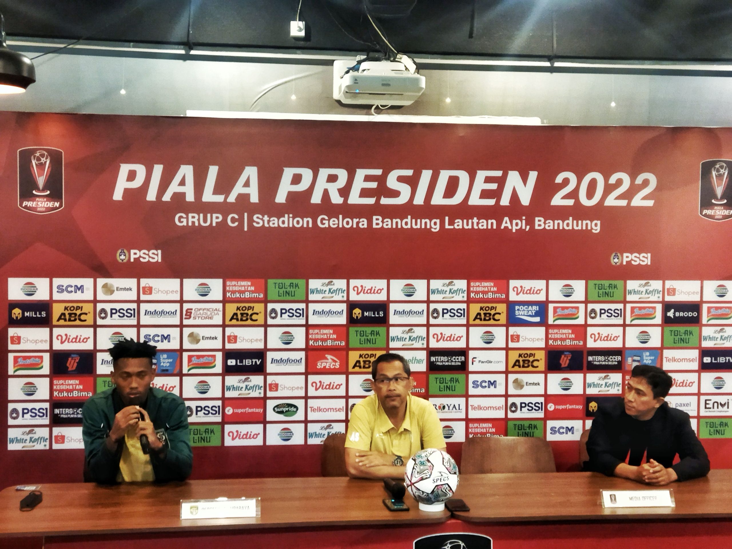 Pemain Persebaya Alta Ballah (kiri) beserta pelatih Aji Santoso (tengah) saat menghadiri konferensi pers di Graha Persib, kota Bandung, Kamis (16/6). (Foto: Deni Armansyah/Jabar Ekspres)
