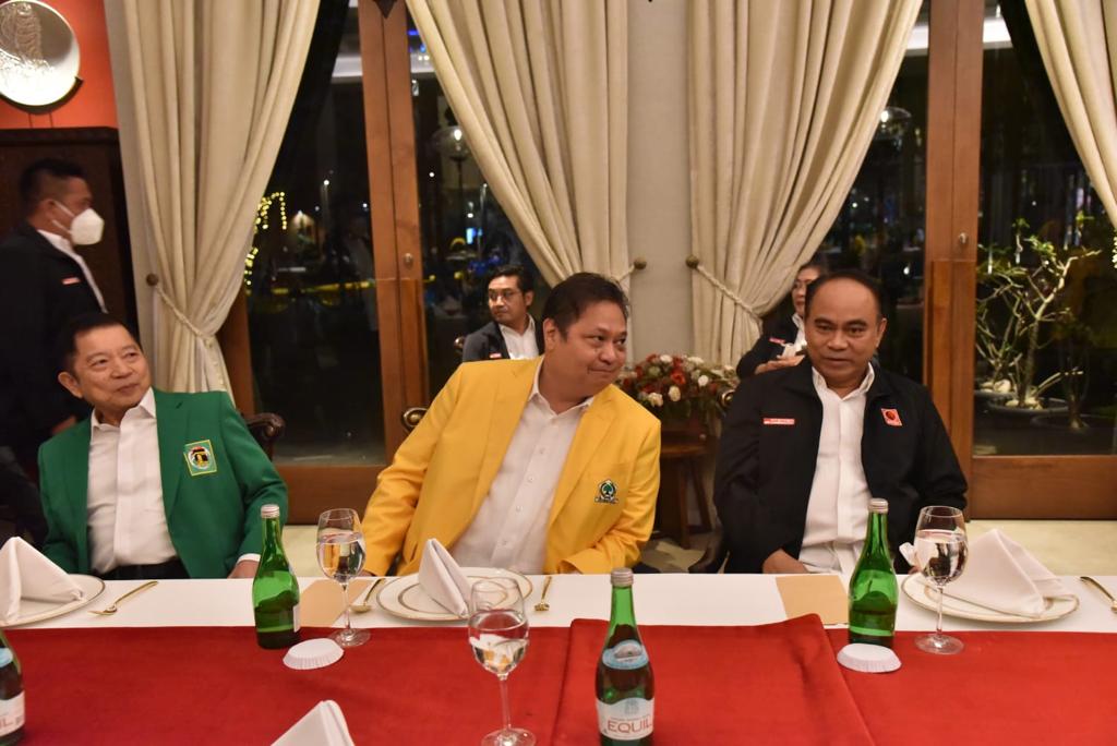 Ketua DPP Partai Golkar Airlangga Hartarto bertemu dengan Ketua Relawan Projo ketika membicarakan KIB