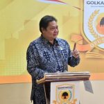 Ketua DPP Partai Golkar Airlangga Hartarto tengan menjelaskan Aplikasi digital dengan nama Golkar Institute Training App (GITA).
