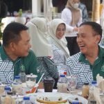 Ketua PSSI Mochamad Iriawan bersama KSAD Jendral TNI Dudung Abdulrachman berbincang hangat setelah membuka Liga Santri 2022 di Jombang