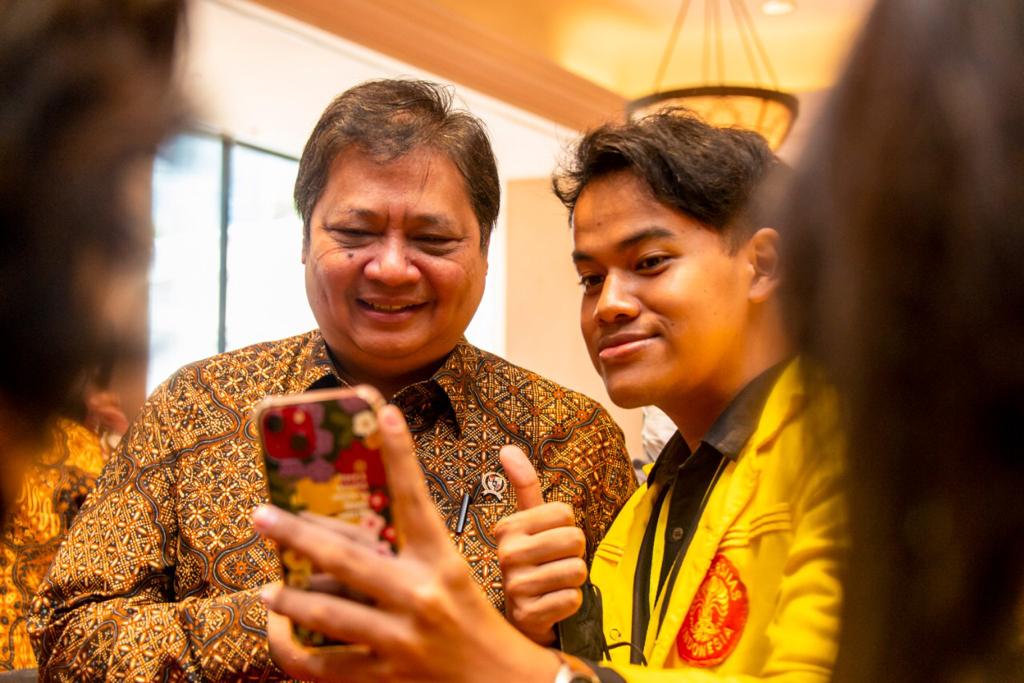 Menko Airlangga Hartarto diminta untuk berswa foto oleh mahasiswa ketika menjadi pembicara dalam sebuah seminar nasional.
