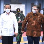 Menko Airlangga Hartarto ketika bejalan bersama Presiden Joko Widodo untuk menggelar rapat terbatas belum lama ini.