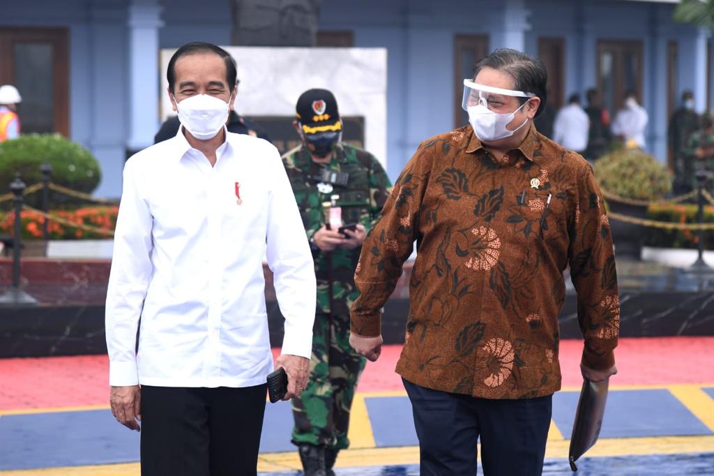 Menko Airlangga Hartarto ketika bejalan bersama Presiden Joko Widodo untuk menggelar rapat terbatas belum lama ini.