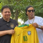 Menko Airlangga Hartarto ketika bertemu dengan Ronaldinho mantan pemain Timnas Brasil yang melegenda.